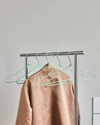 Wire kledinghangers groen - 6 stuks van House Doctor, toegepast in een sfeervolle interieursetting