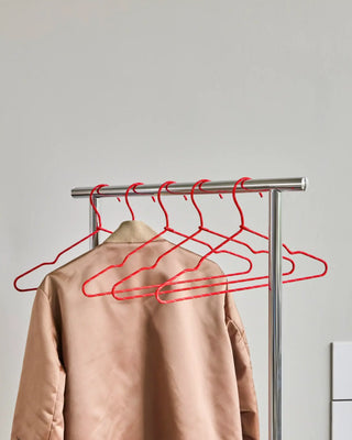 Wire kledinghangers rood - 6 stuks van House Doctor, toegepast in een sfeervolle interieursetting