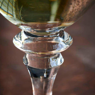 Close-up van de transparante steel en voet van het wijnglas