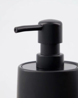 Zeepdispenser Edga zwart van House Doctor, van dichtbij met materiaal en afwerking zichtbaar