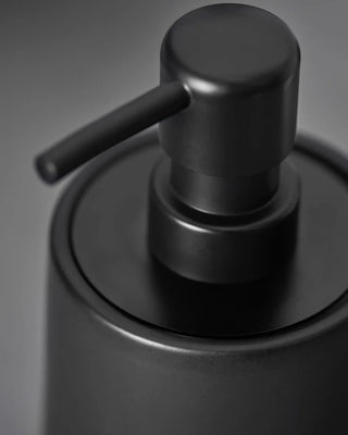 Zeepdispenser Edga zwart van House Doctor, in een gestileerde detailopstelling