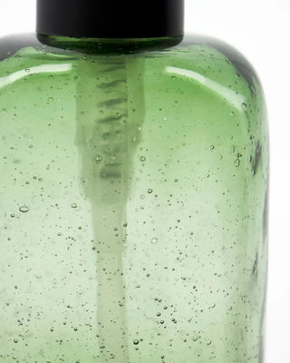 Zeeppomp Wah groen met zwarte pomp van House Doctor, van dichtbij met materiaal en afwerking zichtbaar