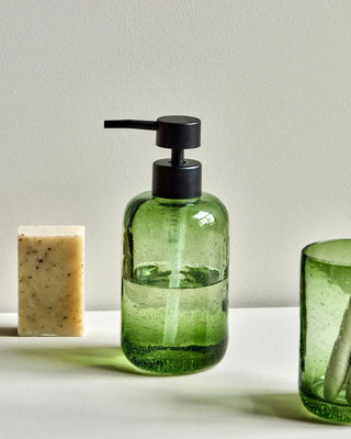 Zeeppomp Wah groen met zwarte pomp van House Doctor, toegepast in een sfeervolle interieursetting