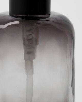 Zeeppomp Wah in rookgrijs glas van House Doctor, van dichtbij met materiaal en afwerking zichtbaar