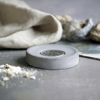 zeepschaal Cement 11cm van House Doctor, van dichtbij met materiaal en textuur zichtbaar