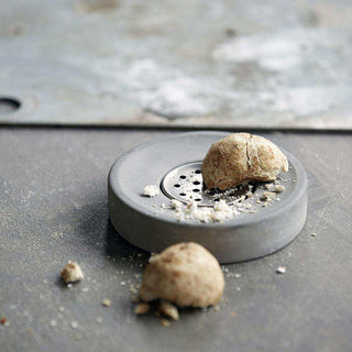 zeepschaal Cement 11cm van House Doctor, toegepast in een sfeervolle interieursetting