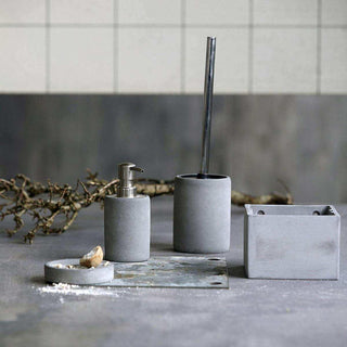 zeepschaal Cement 11cm van House Doctor, in een culinaire keukenopstelling