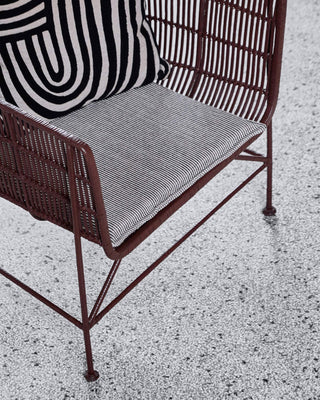 Zitkussen Cuun zwart off-white 48×5×48 cm van House Doctor, toegepast in een sfeervolle interieursetting