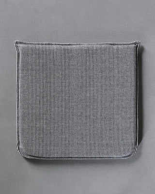 Zitkussen Cuun zwart off-white 48×5×48 cm van House Doctor, toegepast in een stijlvolle woonkamer