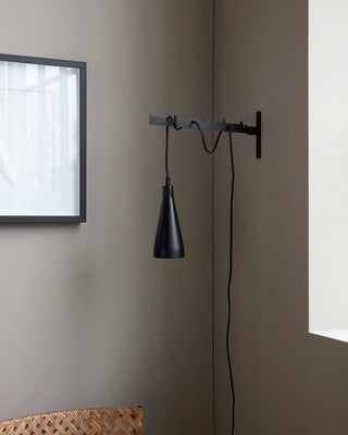 Zwarte metalen wandhaak Puri 33cm van House Doctor, toegepast in een sfeervolle interieursetting
