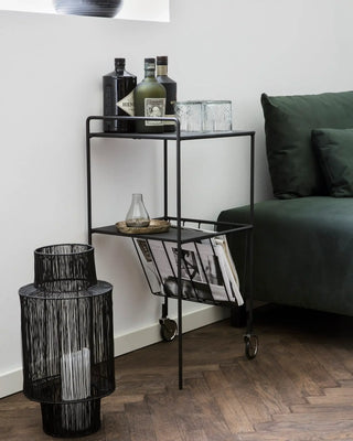 Zwarte trolley Use van metaal 35x75cm van House Doctor, toegepast in een sfeervolle interieursetting