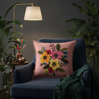 Cushion Bloom Fiesta 45x45cm van House of Nature, toegepast in een sfeervolle interieursetting