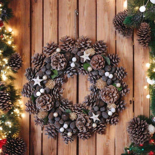 Krans Pinecone Star 35cm van House of Nature, toegepast in een sfeervolle interieursetting