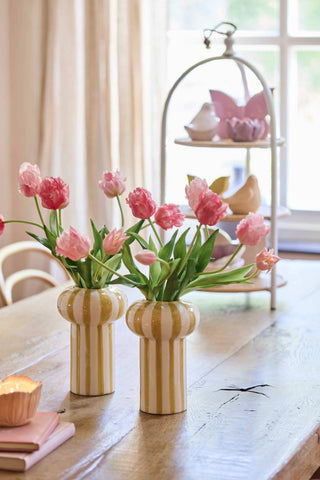 Roze kunsttulpenboeketten van House of Nature in twee decoratieve vazen op tafel