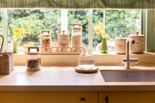 Pure opbergpotten van House of Nature als collectie bij een zonnig keukenraam