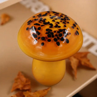 Paddestoel oranje glas 14cm van House of Nature, in een gestileerde detailopstelling