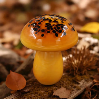 Paddestoel oranje glas 14cm van House of Nature, geplaatst in een ruimtelijke woonomgeving