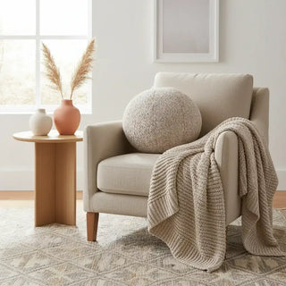 Sierkussen Nanaimo taupe 30cm van House of Nature, toegepast in een sfeervolle interieursetting