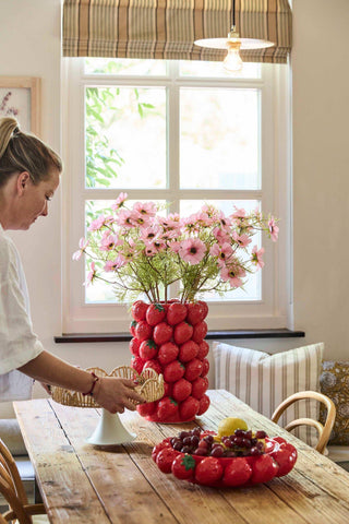 Strawberry Delight vazen en schaal van House of Nature met bloemen en aardbeien in de keuken