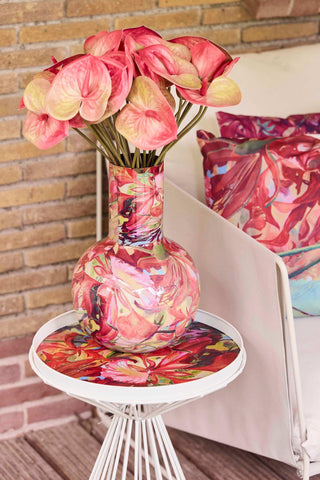 Vaas Francis Sling Red Bloom Spirit 37cm van House of Nature, in een gestileerde detailopstelling