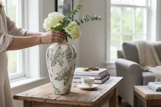 Vaas Jona groen 29cm van House of Nature, toegepast in een sfeervolle interieursetting