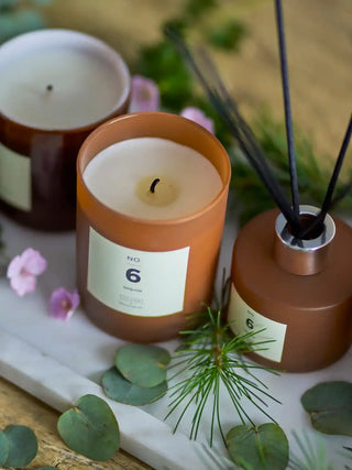 Geurdiffuser glas bruin no. 6 sequoia - 100ml van Illume, in een gestileerde detailopstelling