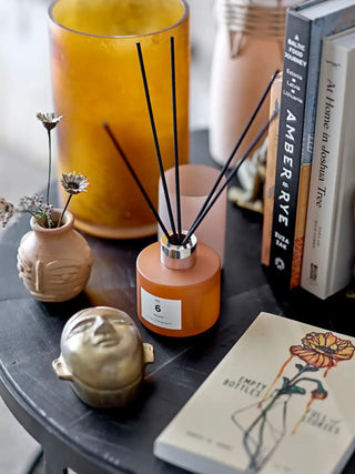 Geurdiffuser glas bruin no. 6 sequoia - 100ml van Illume, in een gestileerde productopstelling