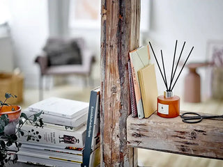 Geurdiffuser glas bruin no. 6 sequoia - 100ml van Illume, toegepast in een stijlvolle woonkamer