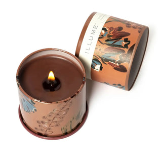 Geurkaars blik bruin Terra Tabac - 335gr van Illume, schuin bekeken met vorm en afwerking zichtbaar