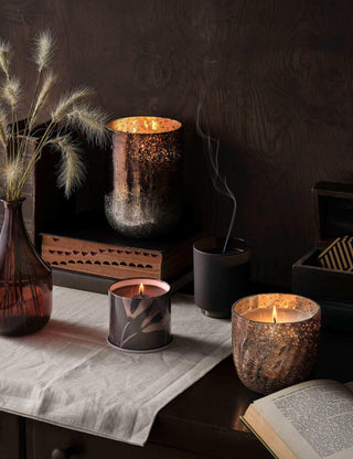Geurkaars glas bruin Woodfire - 285gr van Illume, toegepast in een sfeervolle interieursetting