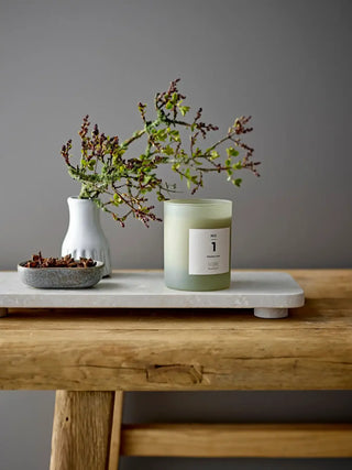 Geurkaars groen No.1 Parsley Lime - 210gr van Illume, in een gestileerde detailopstelling
