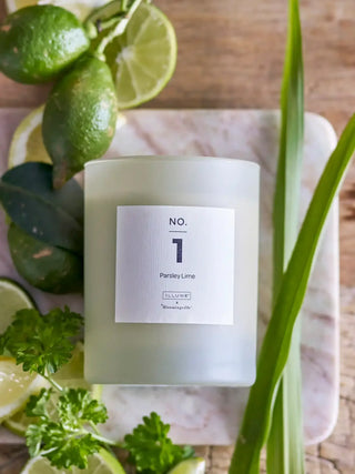 Geurkaars groen No.1 Parsley Lime - 210gr van Illume, toegepast in een sfeervolle interieursetting