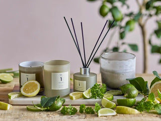 Geurkaars groen No.1 Parsley Lime - 210gr van Illume, geplaatst in een ruimtelijke woonomgeving