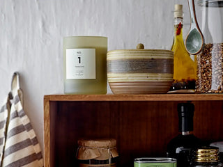 Geurkaars groen No.1 Parsley Lime - 210gr van Illume, toegepast in een stijlvolle woonkamer