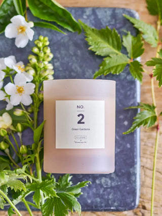 Geurkaars roze no. 2 - 210gr van Illume, toegepast in een sfeervolle interieursetting