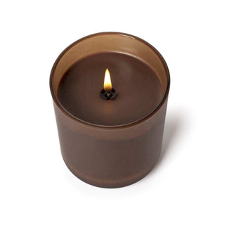 Geurkaars Terra tabac van Illume, aan de achterzijde met afwerking zichtbaar