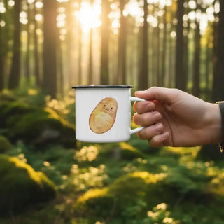 Emaille mok Aardappel – 300 ml van Ligarti, gepresenteerd in een lichte interieursetting