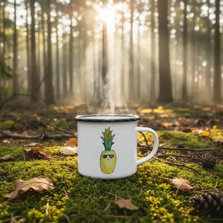 Emaille mok Ananas – 300 ml van Ligarti, in de hand met formaat en illustratie duidelijk zichtbaar