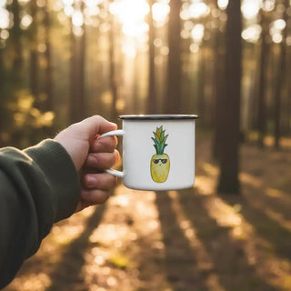 Emaille mok Ananas – 300 ml van Ligarti, gebruikt in een groene bosomgeving