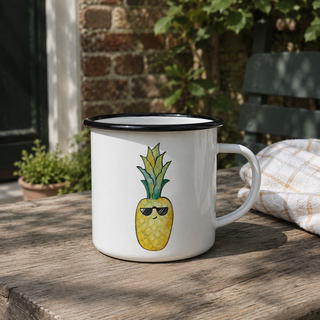 Ligarti emaille mok ananas – 300 ml in een natuurlijke alledaagse omgeving, met de originele illustratie zichtbaar.
