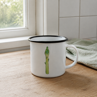 Ligarti emaille mok asperge – 300 ml in een natuurlijke alledaagse omgeving, met de originele illustratie zichtbaar.
