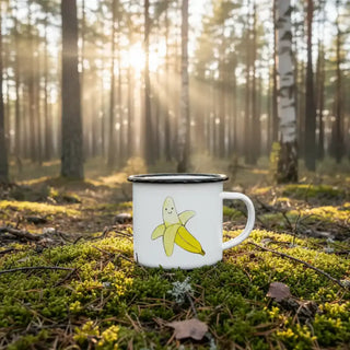 Emaille mok Banaan – 300 ml van Ligarti, gebruikt in een groene bosomgeving