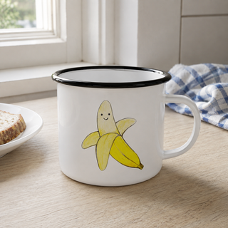 Ligarti emaille mok banaan – 300 ml in een natuurlijke alledaagse omgeving, met de originele illustratie zichtbaar.