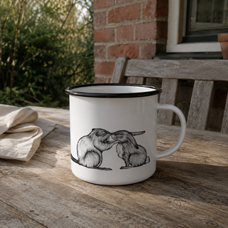Ligarti emaille mok bever & konijn – 300 ml in een natuurlijke alledaagse omgeving, met de originele illustratie zichtbaar.