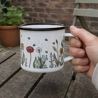 Handgemaakte emaille mok bloemenweide 300ml — detail van de illustratie en het emaille in gebruik.