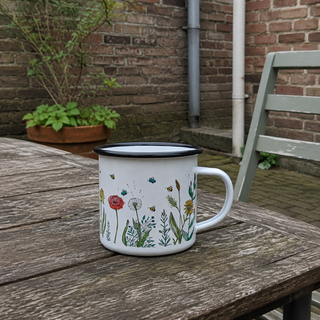 Handgemaakte emaille mok bloemenweide 300ml — Pauze in een kleine binnentuin.
