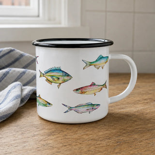 Ligarti emaille mok bonte vissen – 300 ml van dichtbij in gebruik, met de illustratie en dunne zwarte emaille rand zichtbaar.