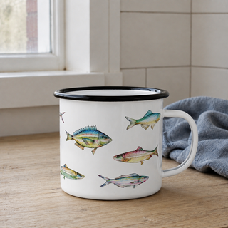 Ligarti emaille mok bonte vissen – 300 ml in een natuurlijke alledaagse omgeving, met de originele illustratie zichtbaar.
