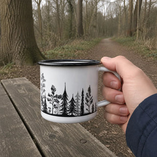 Handgemaakte emaille mok bos 300ml — detail van de illustratie en het emaille in gebruik.