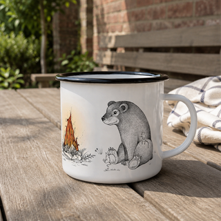 Ligarti emaille mok bosvrienden bij het vuur – 300 ml in een natuurlijke alledaagse omgeving, met de originele illustratie zichtbaar.